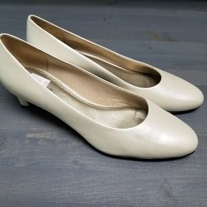 Trotters Candela Pumps, White Pearl